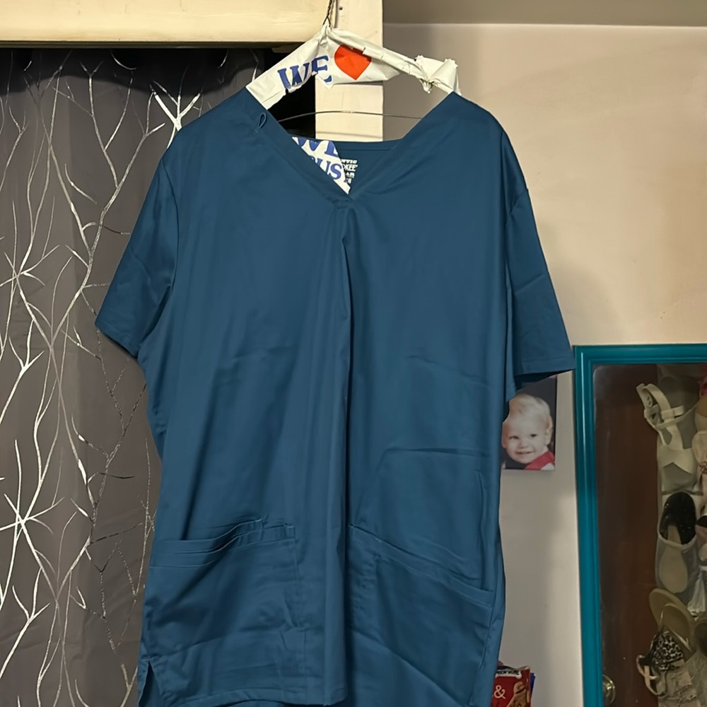 Cherokee scrub top with pockets, barely worn size extra large